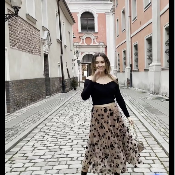 3D Posy Double-Layered Mesh Midi Skirt - Picture 2 of 8